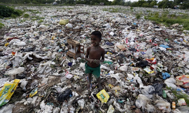 Một cậu bé đứng giữa bãi rác khổng lồ ở ngoại ô thành phố Yangon, Myanmar.