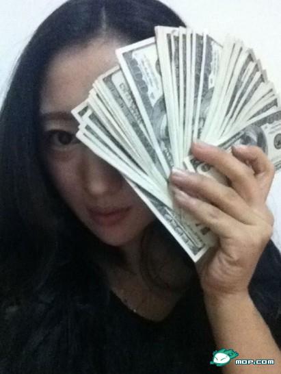  	Cô gái liên tục đăng tải những bức hình lên mạng để khoe sự giàu có.