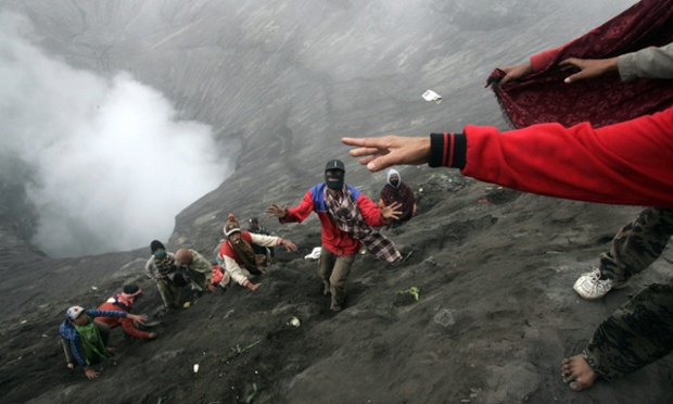 Mọi người bắt những lễ vật của các tín đồ theo đạo Hindu ném xuống miệng núi lửa Bromo trong dịp lễ hội Yadnya Kasada ở Probolinggo, Indonesia.