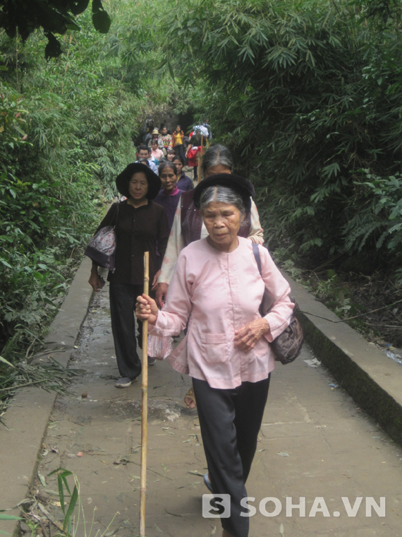 Nhiều người cao tuổi đi bộ gần 8km để lên đền Mẫu