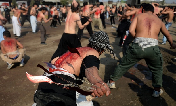 Những người Hồi giáo dòng Shia tham gia nghi lễ hành xác tại một nhà thờ ở Kabul, Afghanistan.