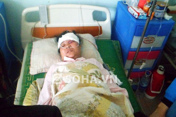 Bà Đường - vợ ông Hiếu hiện vẫn còn hôn mê bất tỉnh tại bệnh viện.