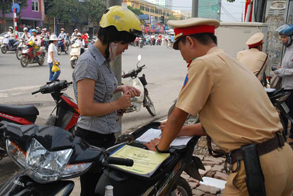 Tình huống tranh luận trong tuần: Lắp thêm tấm nhựa vào đuôi xe bị phạt 700 nghìn đồng