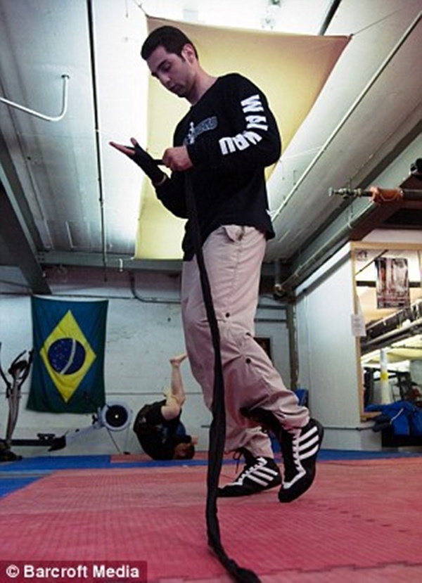 
	Là vận động viên đấm bốc, Tamerlan Tsarnaev, 26 tuổi, thường tập luyện tại trung tâm võ thuật Wai Kru vào tháng 4 năm 2009 tại Boston, Massachusetts.