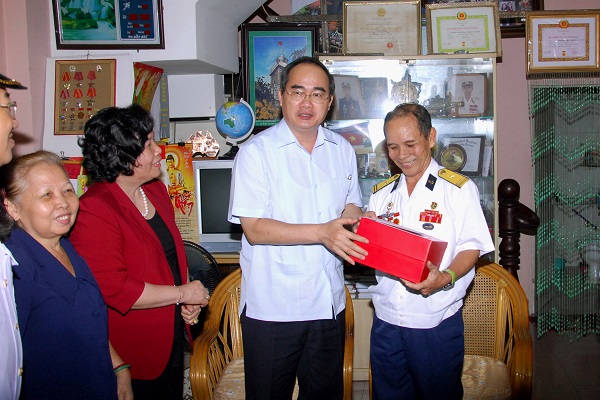 Phó Thủ tướng tặng quà thiếu tá Nguyễn Văn Thơm, cựu chiến binh Đoàn tàu không số, hiện đang ở Q4, TPHCM