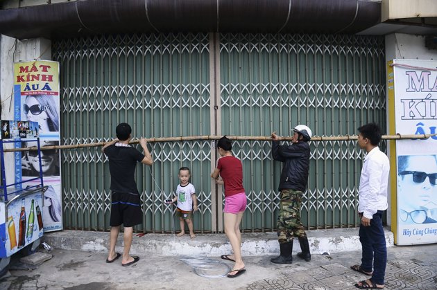  	Người dân Đà Nẵng chằng cửa tránh siêu bão Haiyan. Ảnh: Reuters.