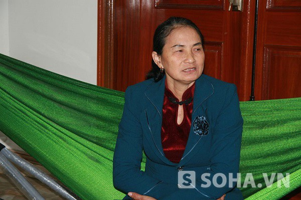 Bà Nguyễn Thị Len Trưởng thôn Đươi, xã Đoàn Thượng (Gia Lộc, Hải Dương) trao đổi với PV