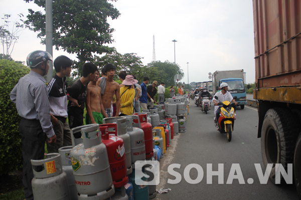 Gần trăm bình gas văng xuống đường