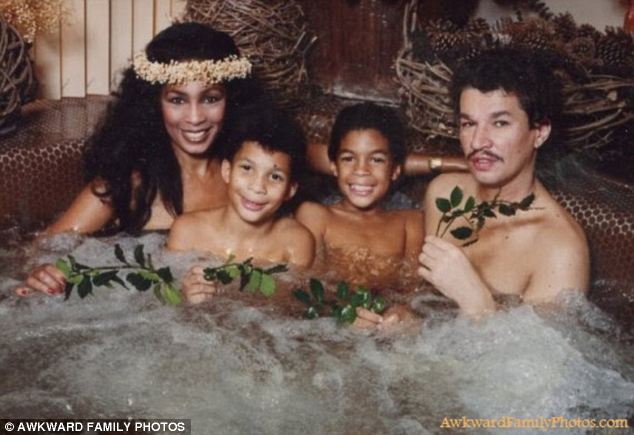 Ho ho aloha!  Một nhúng gia đình trong bồn tắm nóng kỳ nghỉ còn để lại một tự hỏi 1), người đã lấy hình ảnh và 2) nếu nó chỉ là một bối cảnh thực sự kỳ lạ tại một studio chân dung Kmart