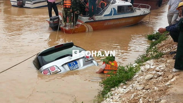 
	Cận cảnh hình ảnh trục vớt xe của PGĐ Sở Công Thương Nghệ An 