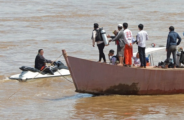 	Thợ lặn thuộc một nhóm cứu hộ Thái Lan đang tìm kiếm thi thể nạn nhân trong vụ máy bay của Hàng Hàng không Lào rơi trên sông Mekong gần Pakse. (Ảnh AFP)