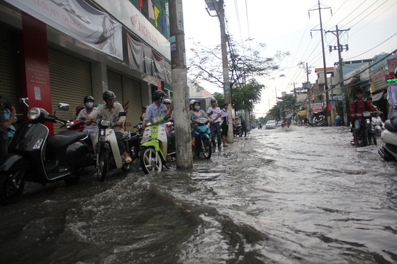 TP.HCM: Đường phố biến thành "con sông" dài hơn 3km