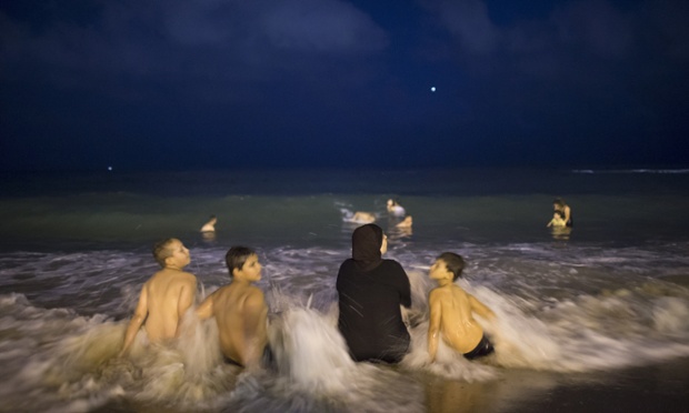 Một gia đình theo đạo Hồi tắm biển vào buổi tối trong dịp tháng lễ Ramadan ở Jaffa, ngoại ô Tel Aviv, Israel.