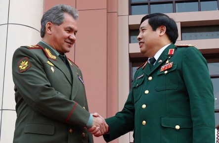 
	Bộ trưởng Quốc phòng Việt Nam Phùng Quang Thanh bắt tay Bộ trưởng Quốc phòng Liên bang Nga Sergei Shoigu
