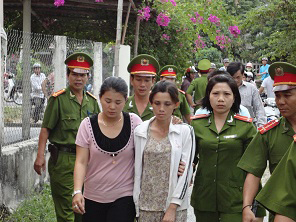 Trương Thị Kiều Phương (áo khoác trắng) bị Công an Quảng Nam bắt giữ.