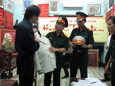 Đại tá Dương Quốc Trung, Tổng Giám đốc Công ty Cổ phần X.20 bàn giao bộ quân phục và các phụ kiện cho đại diện gia đình Đại tướng Võ Nguyên Giáp