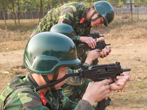 Hướng dẫn chiến sĩ sử dụng súng Uzi trong chống khủng bố