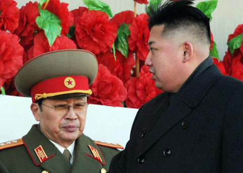 
	Ông Jang Song Thaek xuất hiện bên cạnh Kim Jong Un trong một sự kiện.