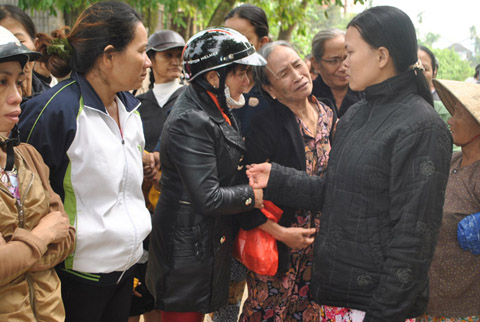 Người nhà nạn nhân khóc lóc tiếc thương trước cái chết của chị Thuận.