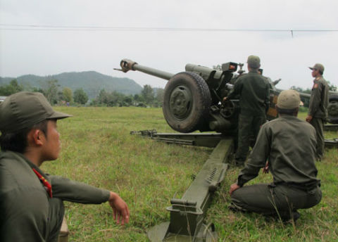 Khẩu đội lựu pháo thuộc Tiểu đoàn pháo binh 609 (Bộ CHQS tỉnh Xay Nha Bu Ly) đưa pháo vào chiếm lĩnh trận địa...