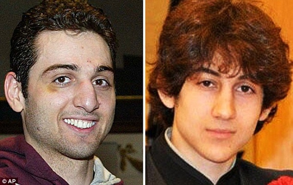 
	Hai nghi phạm được xác định là anh em ruột nhập cư vào Mỹ cách đây khoảng 10 năm. Tamerlan Dzhokhar, 26 tuổi (trái) đã bị cảnh sát bắn chết. Dzhokhar Tsarnaev, 19 tuổi (phải) là đối tượng bị truy đuổi.