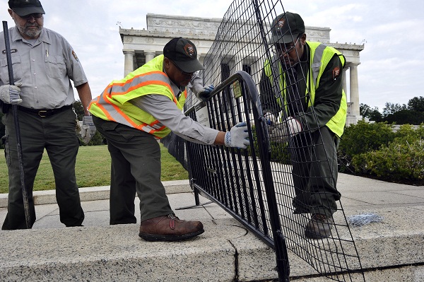 	Rào chắn được dựng lên xung quanh Đài tưởng niệm Lincoln.