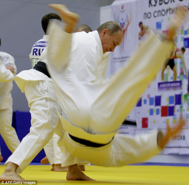  	Võ sĩ Judo đai đen Vladimir Putin trong một buổi thi đấu giao hữu với các học viên Judo tại St Petersburg khai mạc khu liên hợp thể thao ở St Peterburg.