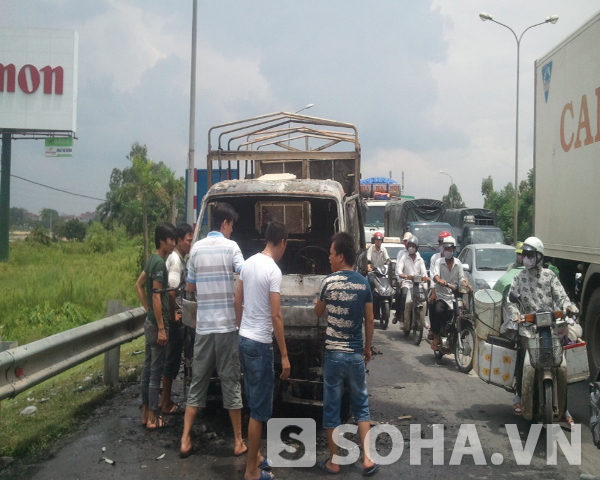Xe ô tô bị thiêu rụi trên đường Hà Nội