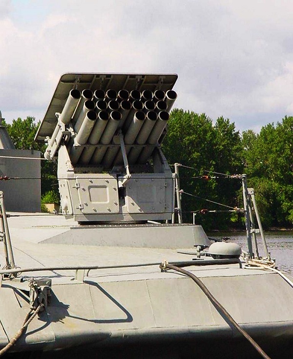 Ngoài khả năng vận chuyển vô cùng lớn,tàu đổ bộ đệm khí “bò rừng” Zubr còn có trang thiết vị vũ khí “biến hóa khôn lường”: đầy đủ hệ thống pháo phòng không đa nòng, tên lửa phòng không, hỏa lực tương đương với tàu tuần tra hạng nhẹ.Về mặt vũ khí, được trang bị hệ thống 2 cỗ pháo 6 nòng 30mm АК- 630М–2, 8 bộ tên lửa phòng không tầm thấp Igla–4, 2 tên lửa chống tàu 22 nòng 140 mm - МS-227 Ogol, số lượng đạn là 132 phát, khi thực hiện nhiệm vụ phóng thủy lôi có thể mang theo 20 đến 80 quả thủy lôi.