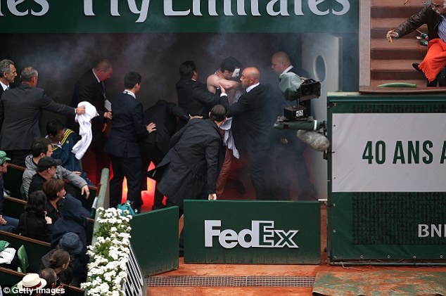 CĐV quá khích lao vào phá đám trận chung kết Roland Garros