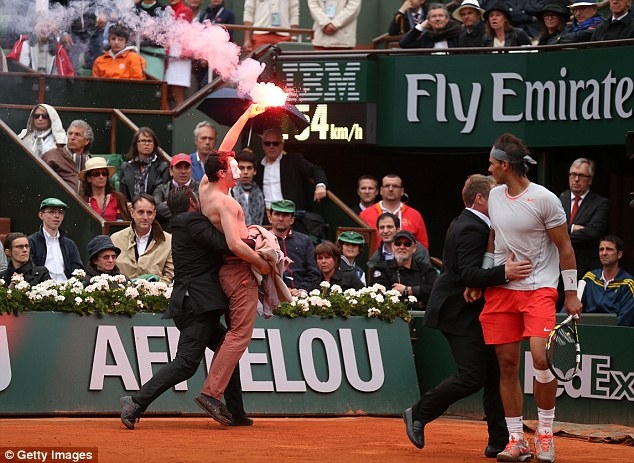 CĐV quá khích lao vào phá đám trận chung kết Roland Garros