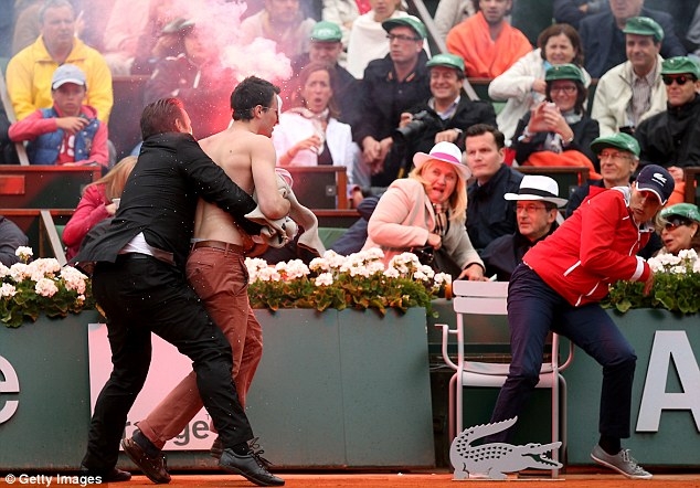 CĐV quá khích lao vào phá đám trận chung kết Roland Garros