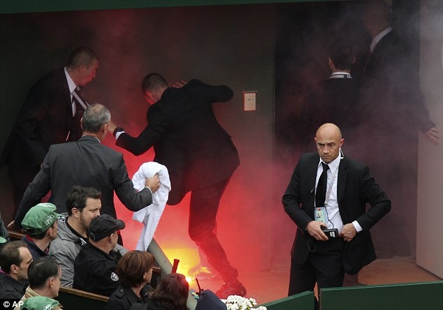 CĐV quá khích lao vào phá đám trận chung kết Roland Garros