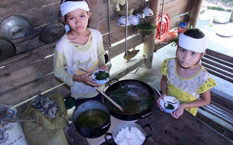 	Từ khi mẹ mất, những đứa trẻ này được hàng xóm làm thịt lợn cho vài miếng mỡ về xào rau.