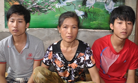 	Từ trái sang phải: Nguyễn Hữu Tiến, mẹ em và em trai Nguyễn Hữu Tiền.