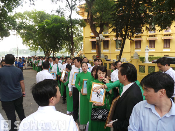 	103 cán bộ công nhân viên của Mai Linh tay nâng di ảnh của Đại tướng Võ Nguyên Giáp, xếp hàng vào viếng tại ngôi nhà 30 Hoàng Diệu.