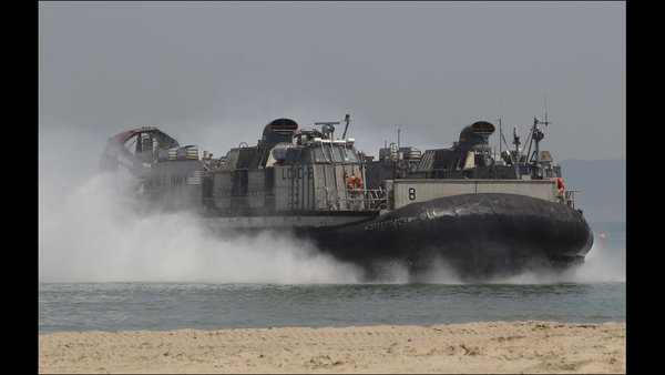 Tàu đệm khí được sử dụng để vận chuyển binh sĩ và phương tiện quân sự từ tàu chiến vào bờ.