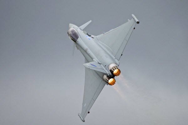 Eurofighter Typhoon của châu Âu cũng được đánh giá là một trong những “chim sắt” đẳng cấp nhất thế giới hiện nay. Hiện loại máy bay chiến đấu này đang cạnh canh với F-18 Super Hornet của Mỹ trong gói thầu cung cấp chiến đấu cơ cho Brazil.