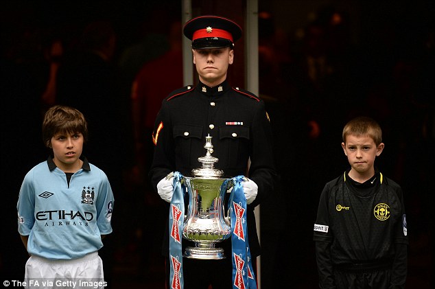 Chùm ảnh: Man City đau đớn cúi đầu, Wigan sung sướng nâng cúp