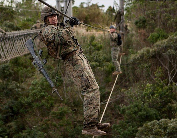 Vượt sông bằng dây là một kỹ năng cần thiết với tất cả các thành viên của lực lượng lính thủy đánh bộ Mỹ.