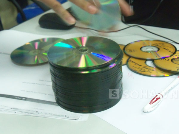 Khoảng 80 chiếc đĩa CD đã bị cơ quan công an thu giữ để phục vụ điều tra