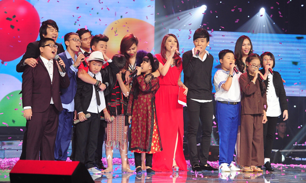 	Chương trình “Cười lên Việt Nam ơi” với sự tham gia của Top 9 The Voice Kids 2013
