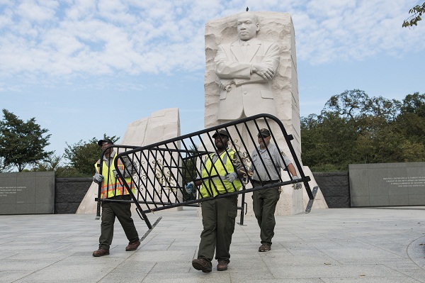 	Các nhân viên di chuyển rào chắn tới xung quanh Đài tưởng niệm Martin Luther King nhằm ngăn người dân đi vào khu vực này.
