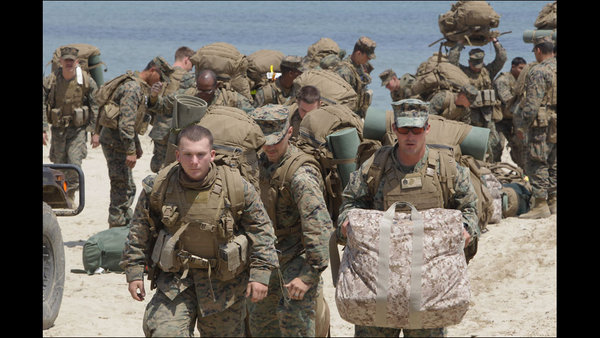 Lính thủy đánh bộ Mỹ chuyển đồ đạc vào vị trí tập kết.