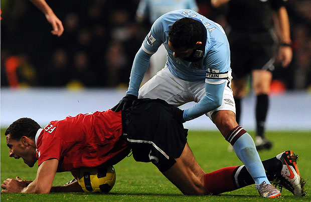 
	Tevez đang làm gì khiến Rio Ferdinand đau đớn vậy?