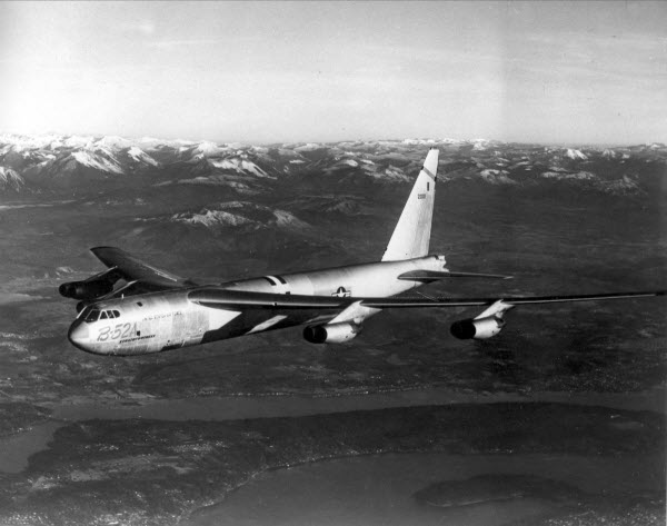 Chiếc máy bay B-52A đầu tiên cất cánh vào 5/8/1954.
