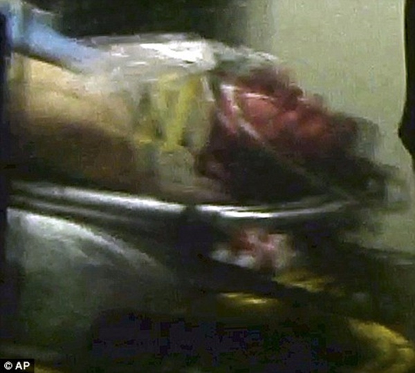 
	Nghi phạm thứ 2 của vụ đánh bom kép, Dzhokhar Tsarnaev, được đưa lên xe cứu thương sau khi bị bắn.