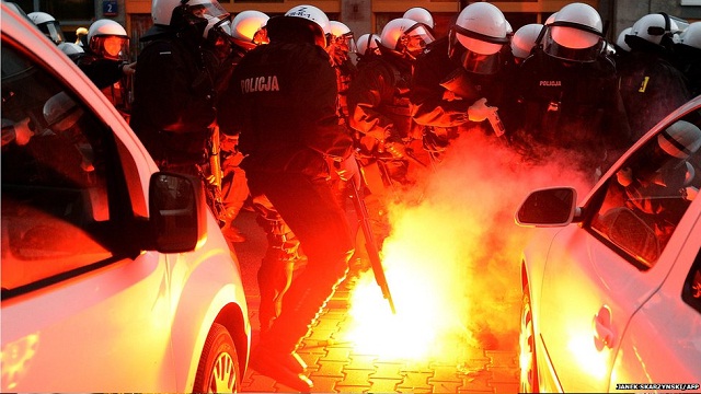 	Cảnh sát đốt lốp ô tô bằng cao su và bắn hơi ga để giải tán các cuộc đụng độ trong cuộc biểu tình nhân ngày độc lập ở Warsaw, Hà Lan