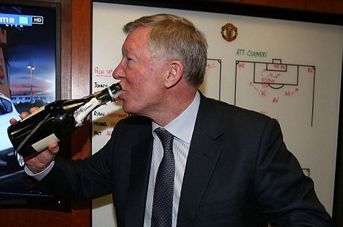 
	Sir Alex uống mừng chức vô địch nước Anh lần thứ 20 với Man United