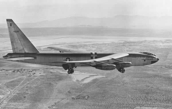 Máy bay ném bom B-52 lần đầu tiên được thử nghiệm với tên X-52, với mục đích tạo ra một máy bay ném bom liên lục địa để tránh hạ cánh và tiếp nhiên liệu trên lãnh thổ nước khác.